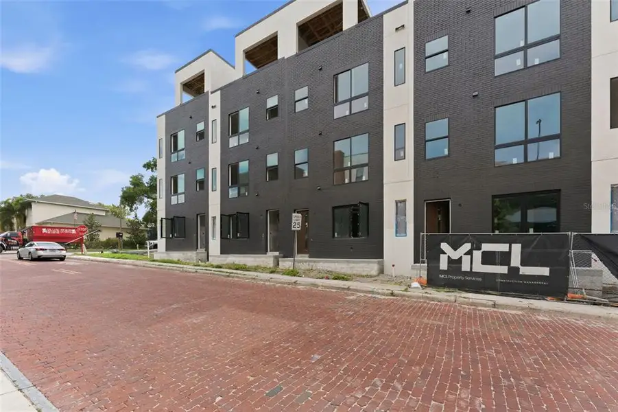 Condo located in Tampa, FL showcasing its design and architecture (Image 3).