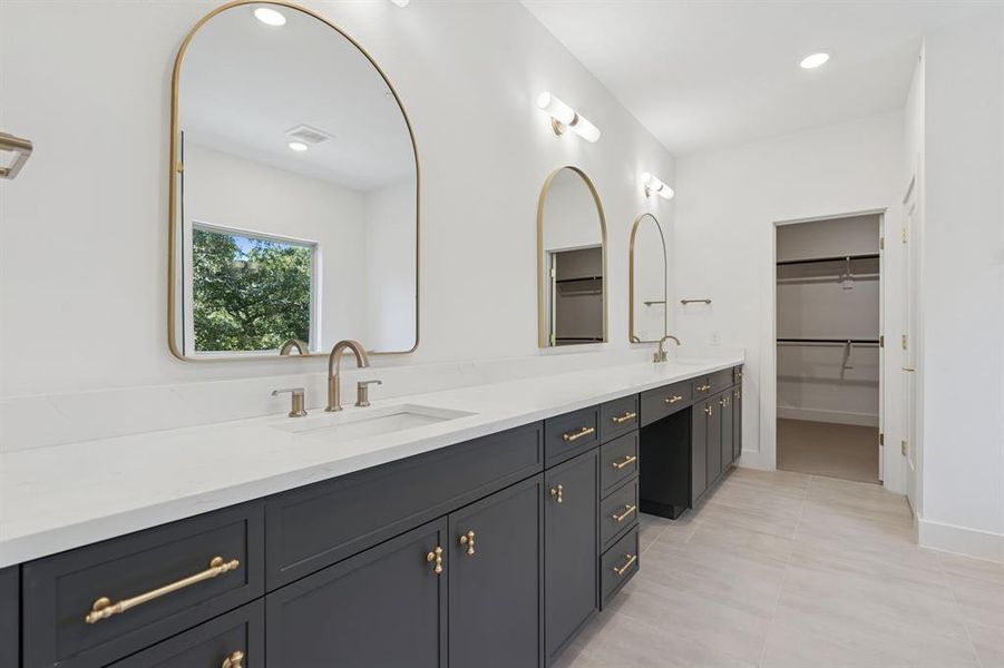Gorgeous bathroom.