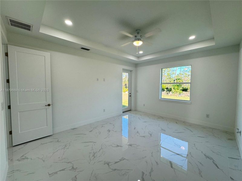 Spacious, unfurnished interior of a new home in , Cape Coral (Image 9).