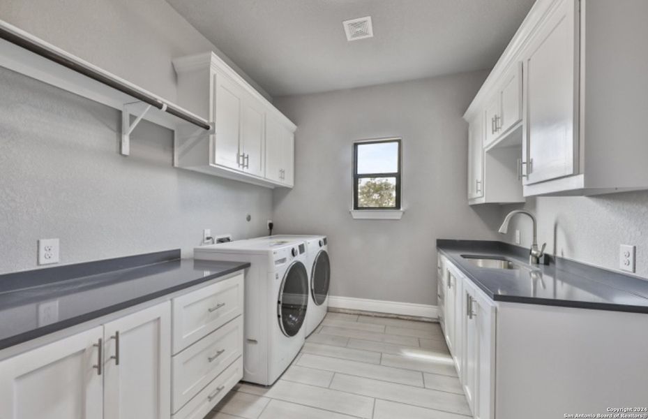 Furnished interior view inside a new home in , Bandera (Image 9).