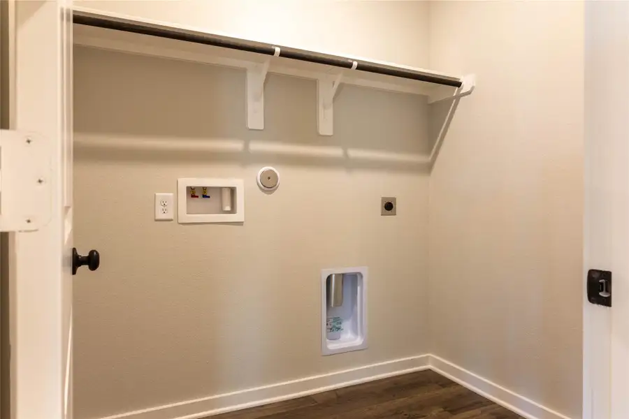 Spacious, unfurnished interior of a new home in La Segarra 40', Brookshire (Image 23).