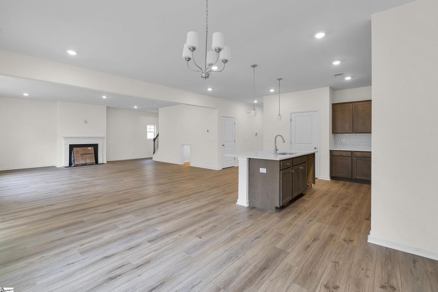 Spacious, unfurnished interior of a new home in Lynbrook, Boiling Springs (Image 14).