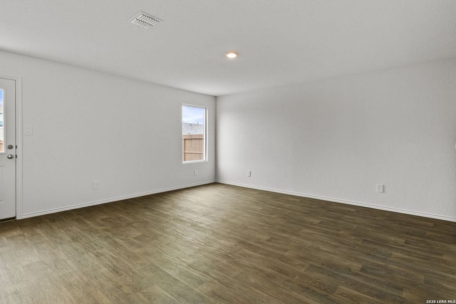 Spacious, unfurnished interior of a new home in Avenida, Converse (Image 19).