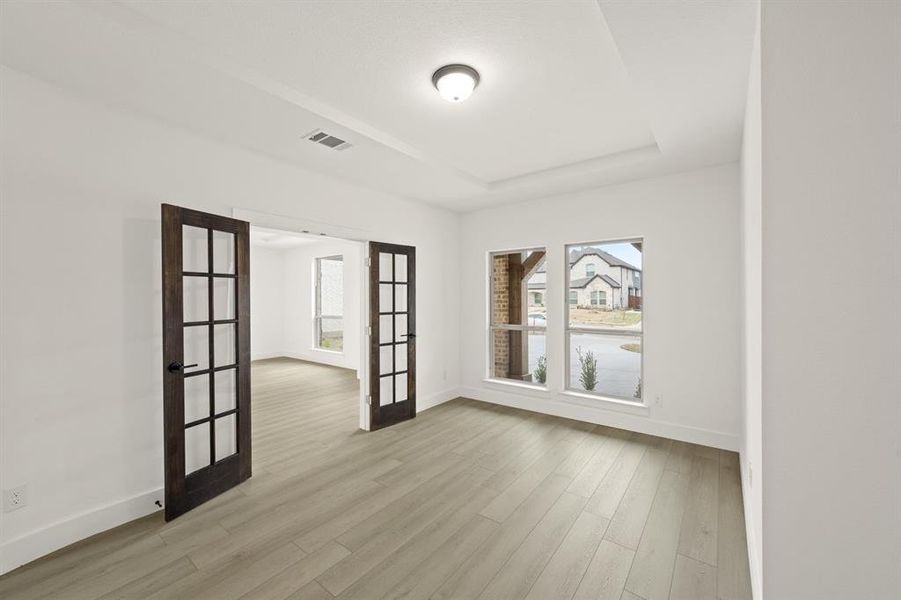 Spacious, unfurnished interior of a new home in High Country, Burleson (Image 19).