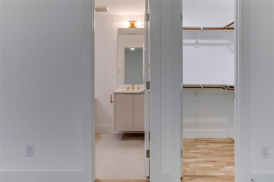 Spacious, unfurnished interior of a new home in , Dallas (Image 36).