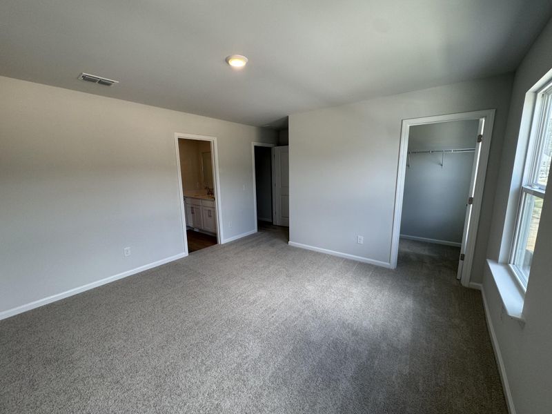 Spacious, unfurnished interior of a new home in , Summerville (Image 11).
