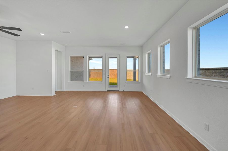 Spacious, unfurnished interior of a new home in Beacon Point at Lago Mar 50’ Homesites, Texas City (Image 16).