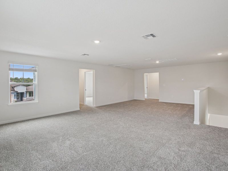 Spacious, unfurnished interior of a new home in The Grove at Stuart Crossing - Signature Series, Bartow (Image 10).