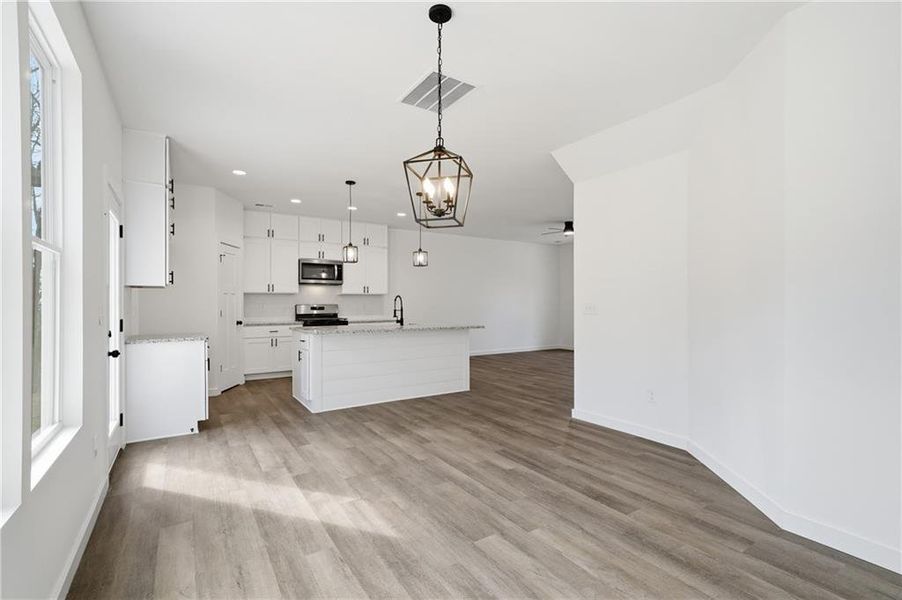 Spacious, unfurnished interior of a new home in , Jasper (Image 32).