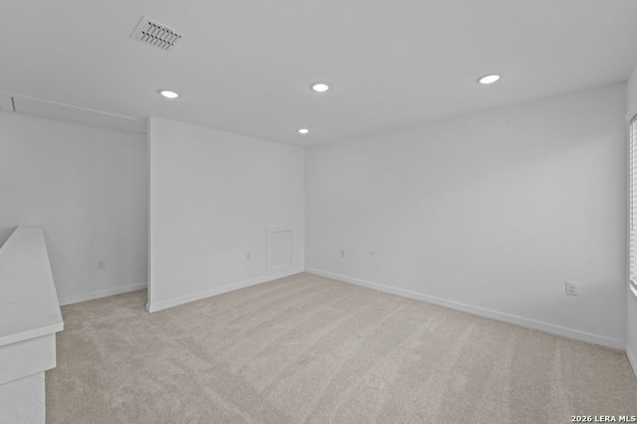 Spacious, unfurnished interior of a new home in Vida, San Antonio (Image 23).