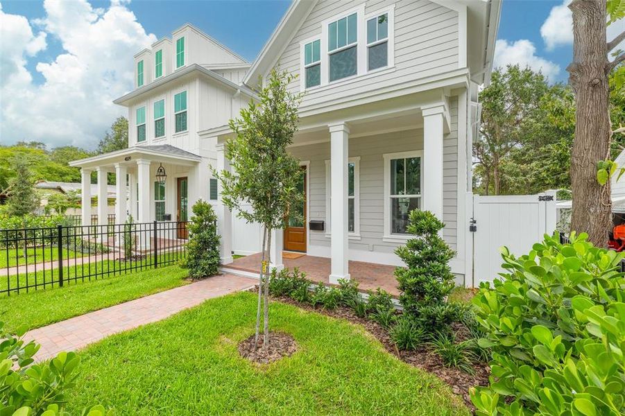 Exterior details and patio area of a home in , St. Petersburg (Image 28).