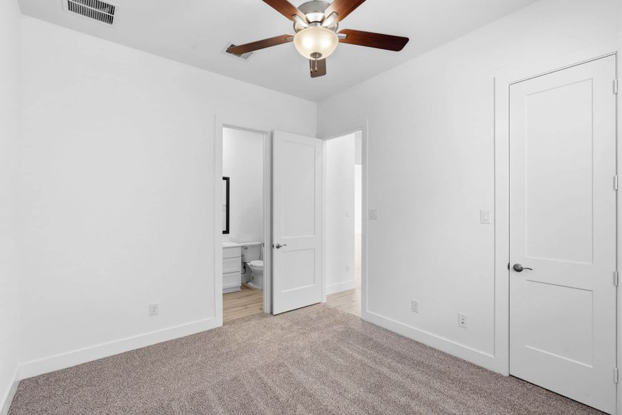 Spacious, unfurnished interior of a new home in Wood Leaf Reserve, Tomball (Image 17).