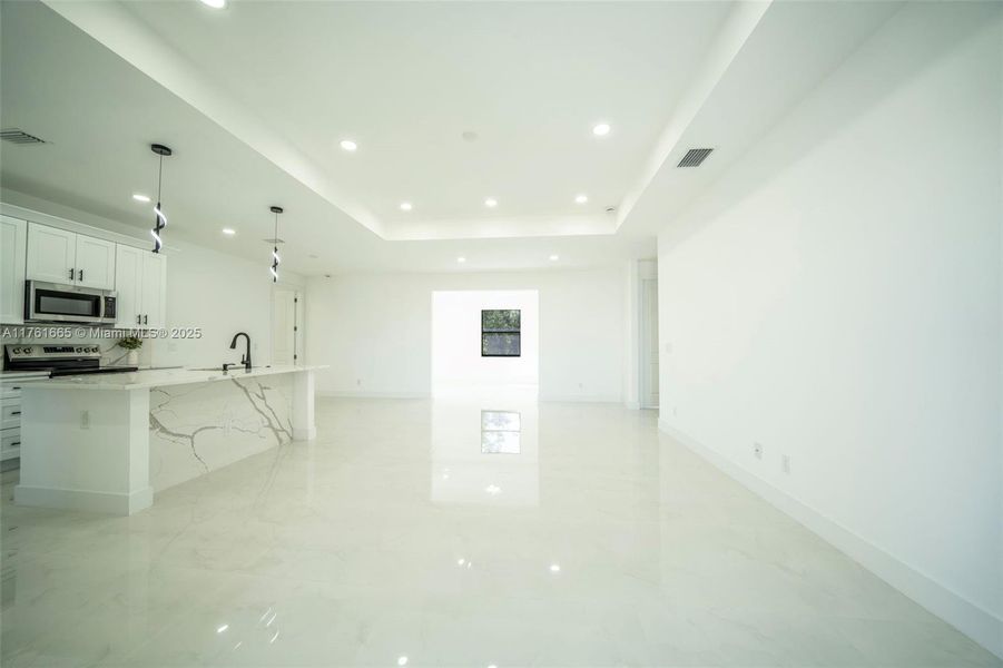 Spacious, unfurnished interior of a new home in , Lehigh Acres (Image 10).