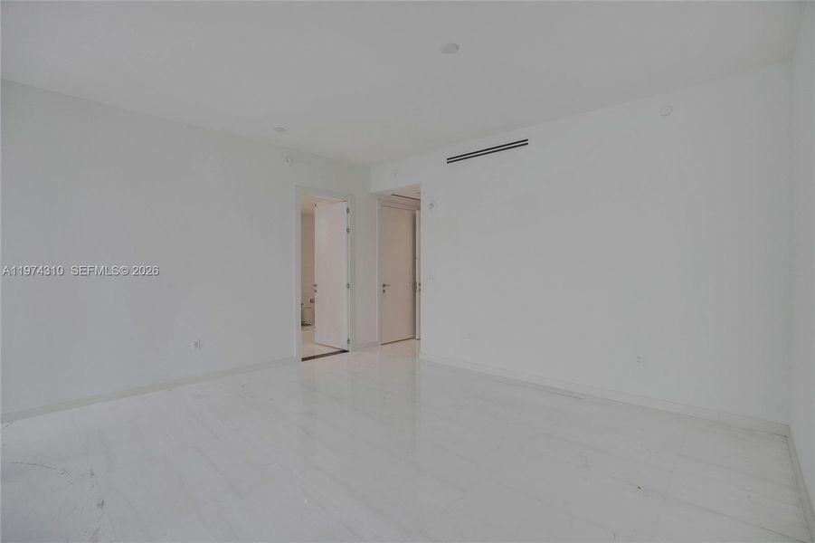 Spacious, unfurnished interior of a new home in , Miami (Image 20).