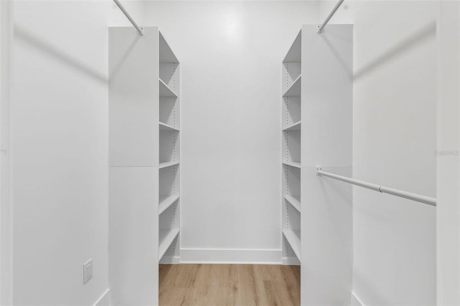 Spacious, unfurnished interior of a new home in , Tampa (Image 42).