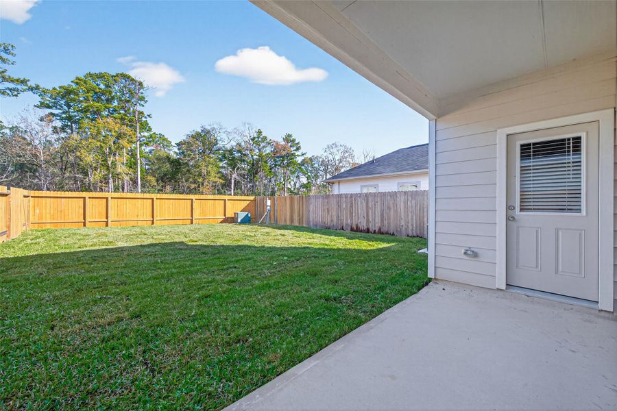 Exterior details and patio area of a home in Woodland Lakes, Houston (Image 24).