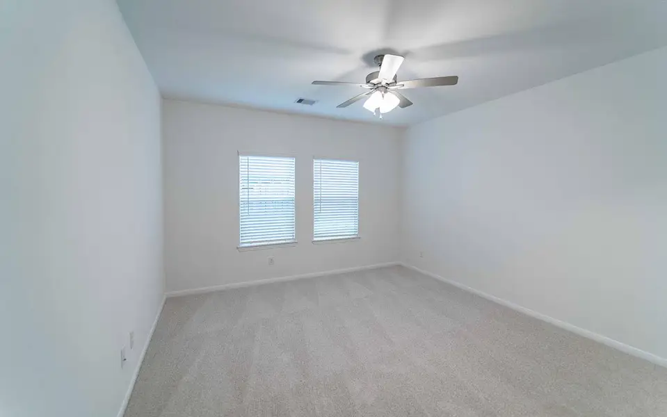 Spacious, unfurnished interior of a new home in Lago Mar, Texas City (Image 8).