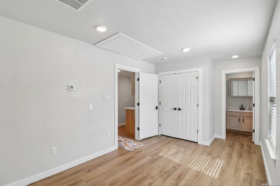 Spacious, unfurnished interior of a new home in , Bandera (Image 25).