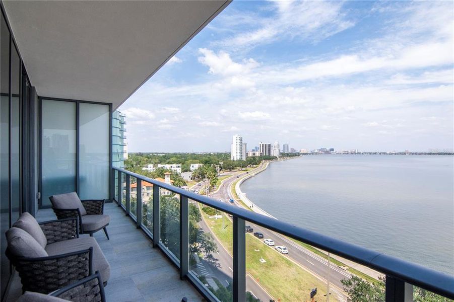 Condo located in Tampa, FL showcasing its design and architecture (Image 21).