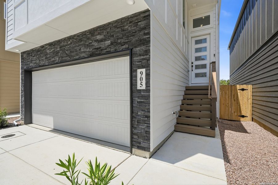 Exterior details and patio area of a home in Rose Hill, San Antonio (Image 4).