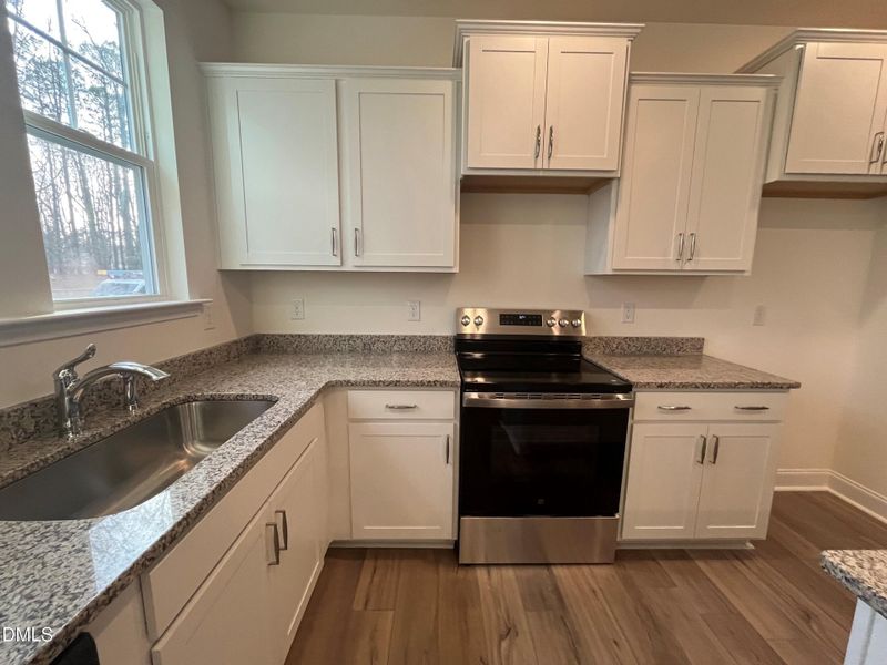 stainless appliances/granite countertops