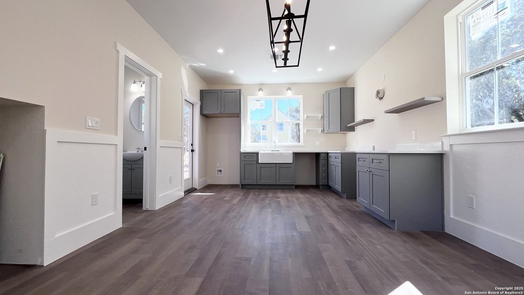 Spacious, unfurnished interior of a new home in , Bandera (Image 9).