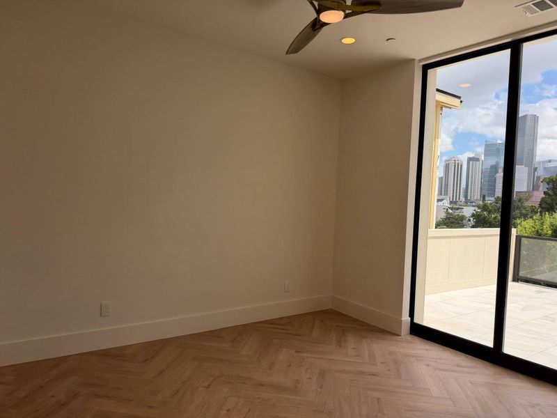 Spacious, unfurnished interior of a new home in , Houston (Image 26).