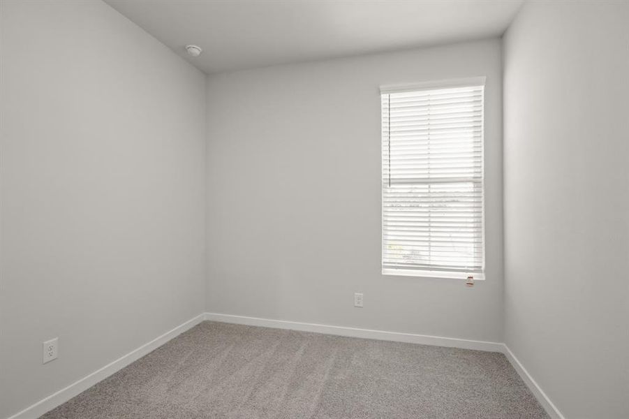 Spacious, unfurnished interior of a new home in Sherwood Glen, Conroe (Image 4).