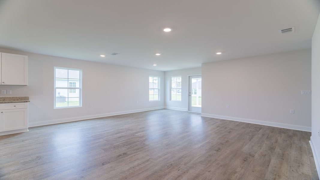Spacious, unfurnished interior of a new home in Wesley Park, Crawfordville (Image 12).