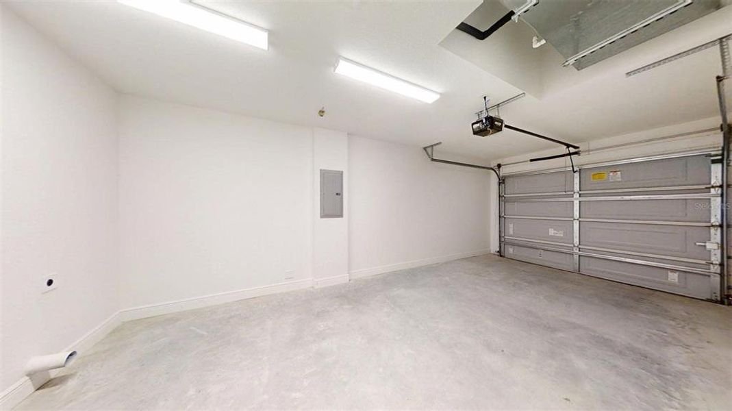 Spacious, unfurnished interior of a new home in , Dunnellon (Image 19).