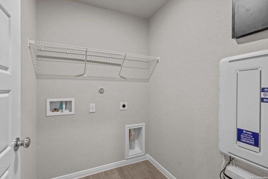 Spacious, unfurnished interior of a new home in Hunters Ranch, San Antonio (Image 23).