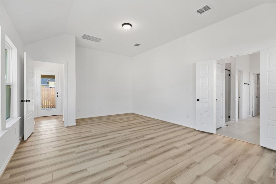 Spacious, unfurnished interior of a new home in Beamer Villas, Friendswood (Image 19).