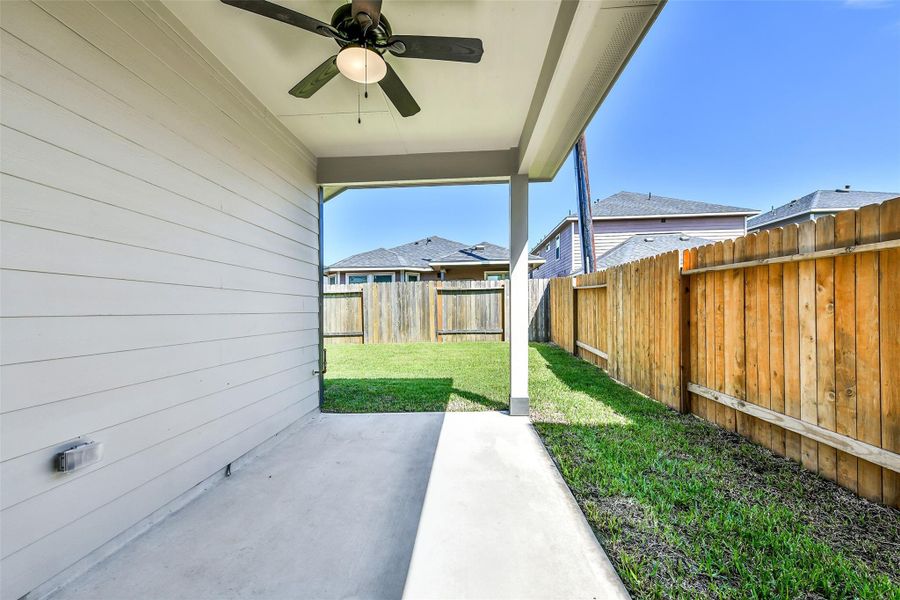 Exterior details and patio area of a home in Anderson Lakes, Houston (Image 1).