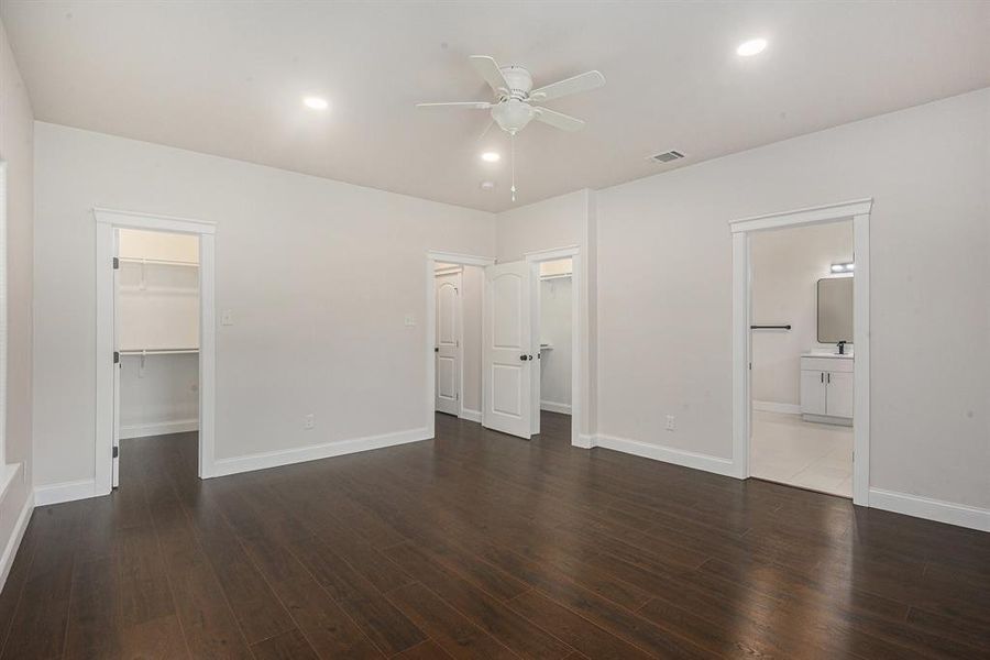 Spacious, unfurnished interior of a new home in , Rhome (Image 13).