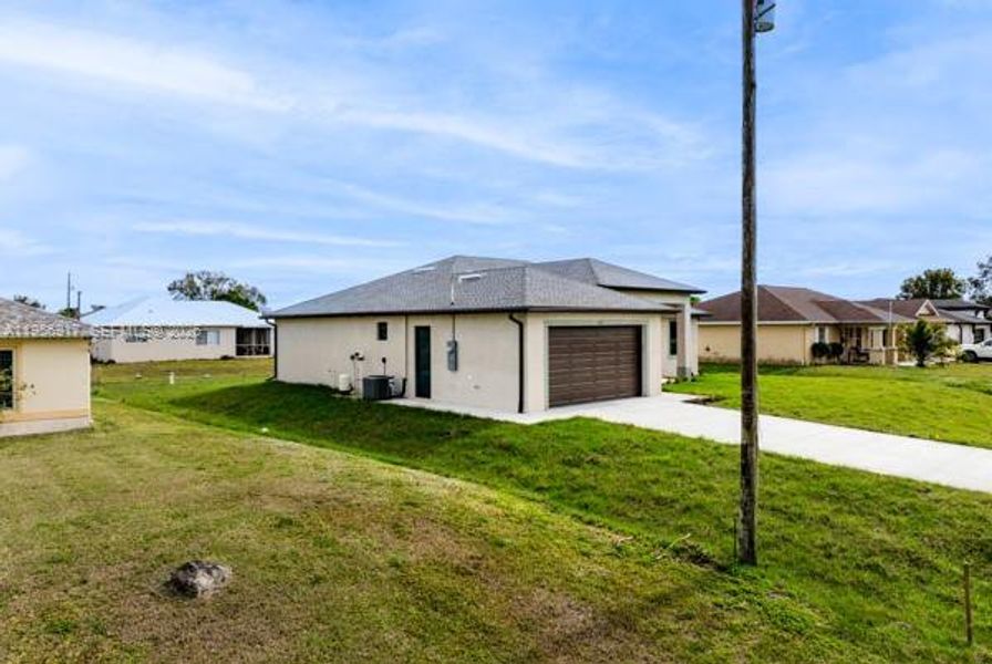 Exterior details and patio area of a home in , Lehigh Acres (Image 17).
