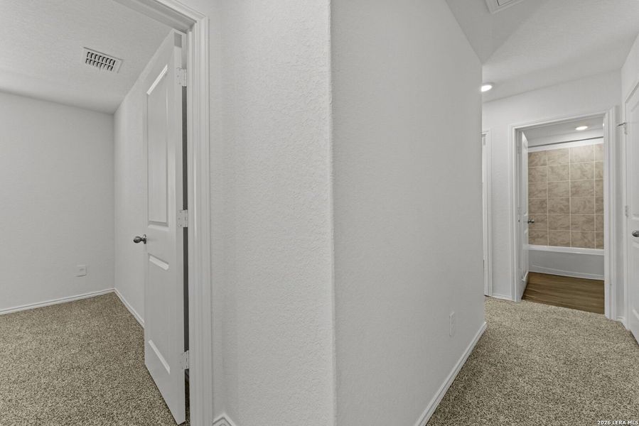 Spacious, unfurnished interior of a new home in Stonehill, San Antonio (Image 15).