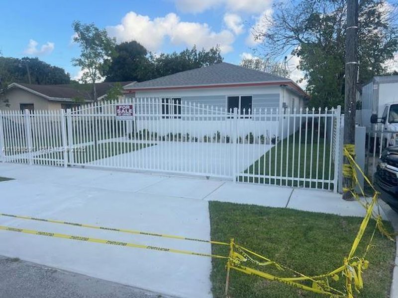 Exterior details and patio area of a home in , Miami (Image 21).