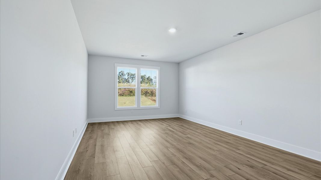 Desirable primary suite layout with spacious en suite bath in a proven, established community near Downtown Simpsonville