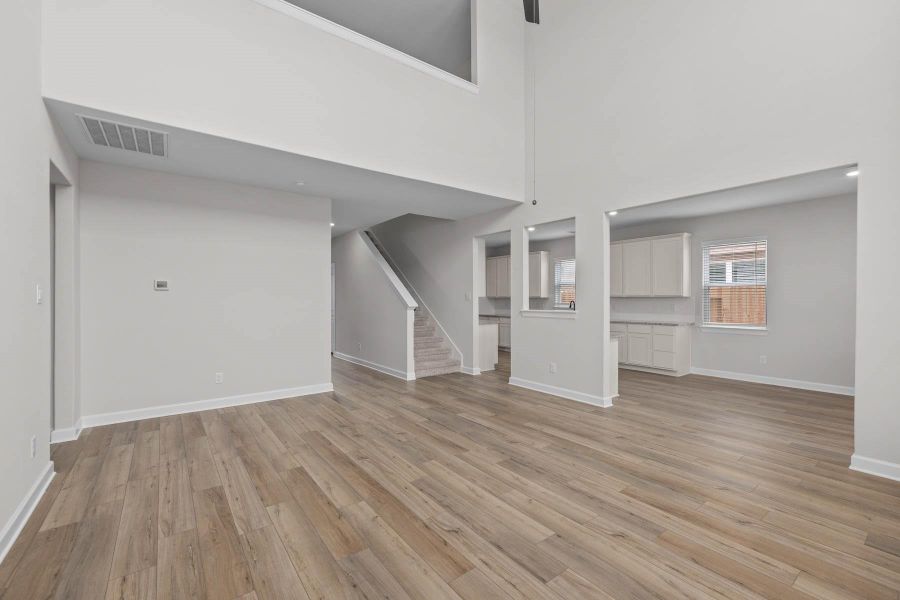 Spacious, unfurnished interior of a new home in Lago Mar, Texas City (Image 13).