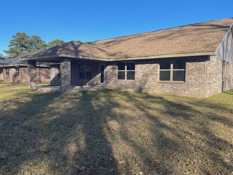 Exterior details of a home in Silvercrest, Crestview (Image 9).