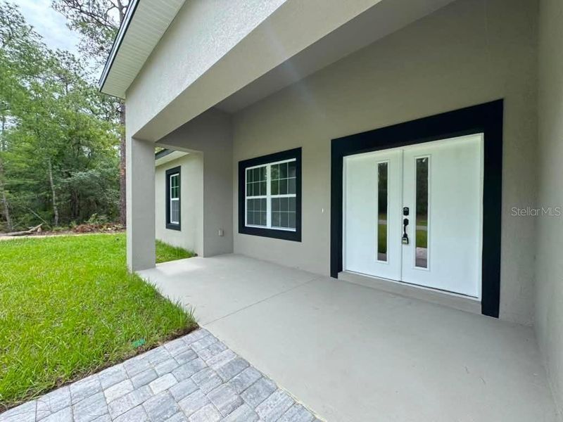 Exterior details and patio area of a home in , Citrus Springs (Image 4).