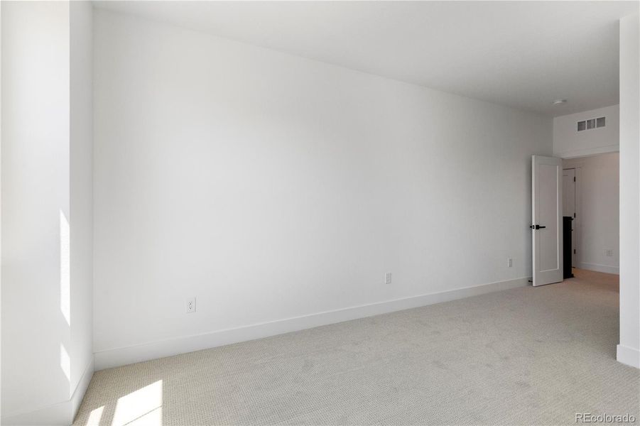 Spacious, unfurnished interior of a new home in Dillon Pointe - Journey, Broomfield (Image 14).