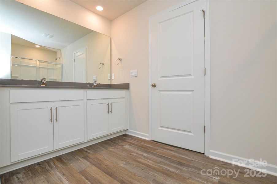 Spacious, unfurnished interior of a new home in Fergus Crossing, York (Image 33).