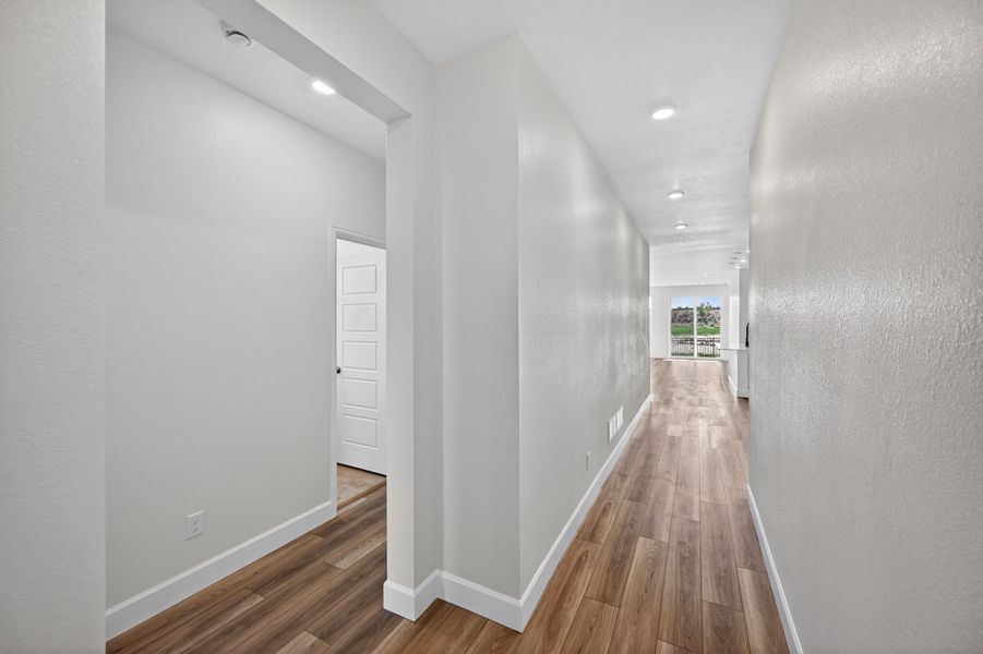 Spacious, unfurnished interior of a new home in The Aurora Highlands, Aurora (Image 10).