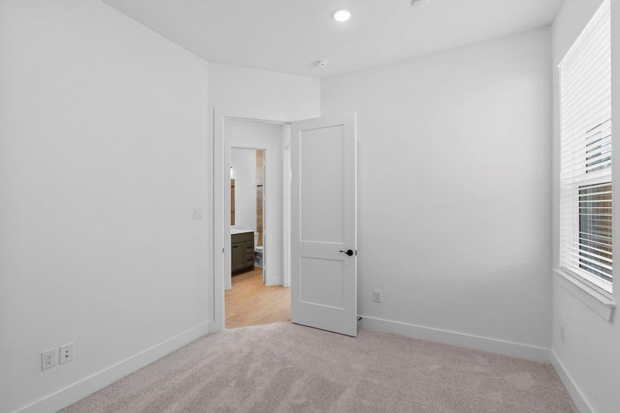 Spacious, unfurnished interior of a new home in Evergreen, Conroe (Image 22).