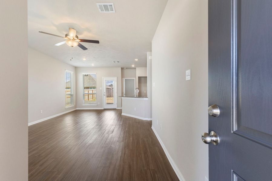 Spacious, unfurnished interior of a new home in Arroyo Ranch, Seguin (Image 10).