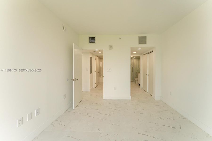 Spacious, unfurnished interior of a new home in , Hollywood (Image 9).