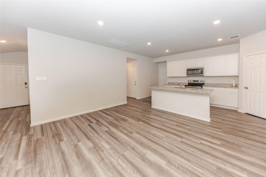 Spacious, unfurnished interior of a new home in Willow Glenn, Temple (Image 20).