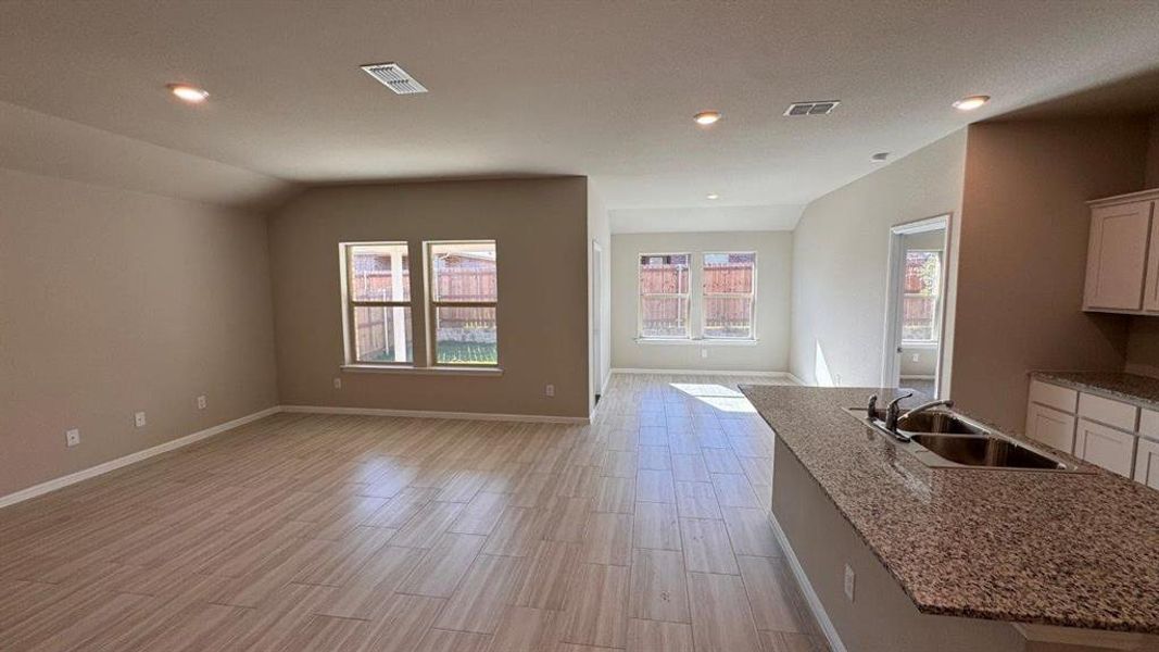 Spacious, unfurnished interior of a new home in Meadowbrook Estates, Cleburne (Image 15).