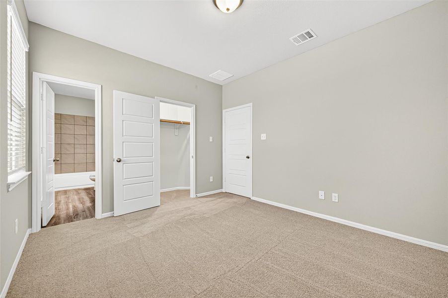 Spacious, unfurnished interior of a new home in Sunterra, Katy (Image 43).